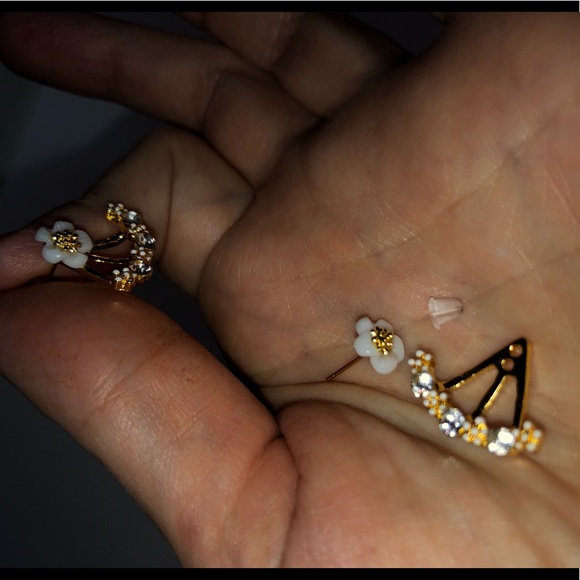 White Flower & Gold 2 Piece Earrings - Picture 4 of 4